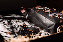 Afbeelding in Gallery-weergave laden, CROSS GIFT BOX (Brons): Fotoboek Rhino + 0,5 kg Café Copain